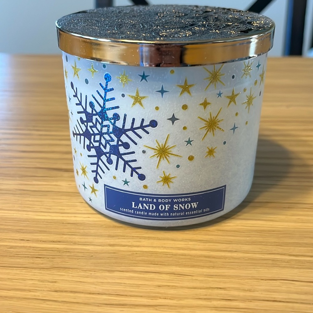 Bath & Body Works 3 Wick Candle. Land Of Snow.